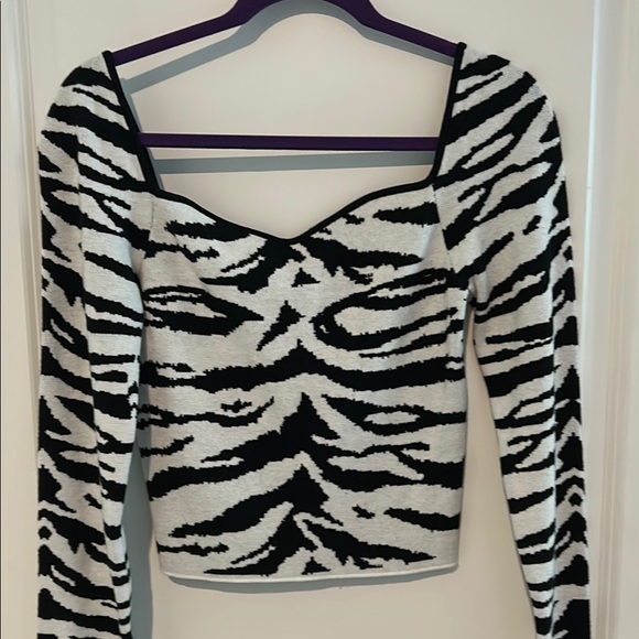 SOLLINARRY Tops - NWT Chic Zebra Print Women's sweater top